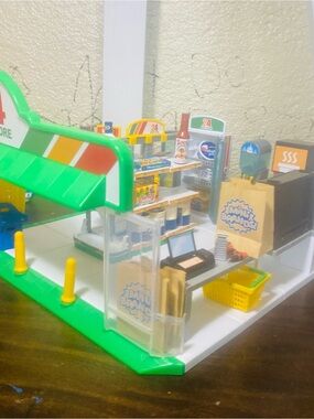 Zuru Mini Brands 24hr Customer Convenience Store W 27 Accessories Drill Pringles
